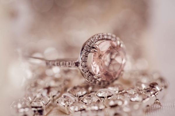 Podkreślająca urodę biżuteria: idealny prezent dla naszych babć